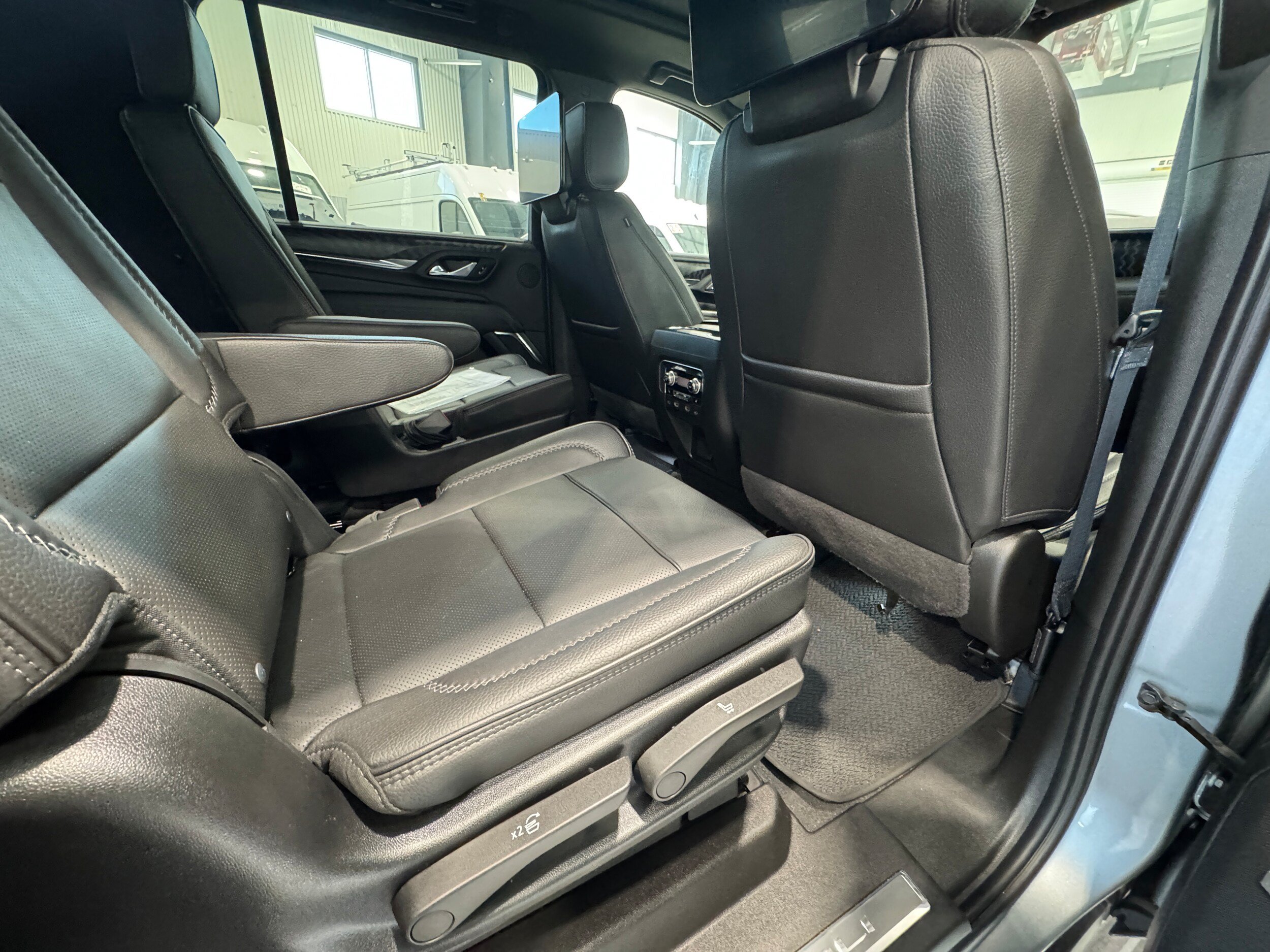 Used 2024 GMC Yukon XL Denali w/ Advanced Technology Package AWD/4WD image 17