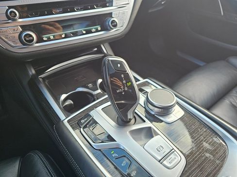 Used 2022 BMW 750i xDrive w/ M Sport Package image 31