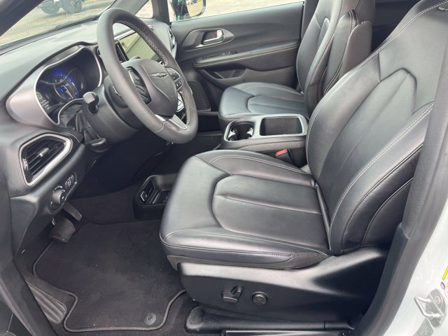 Used 2026 Chrysler Pacifica Select FWD image 9