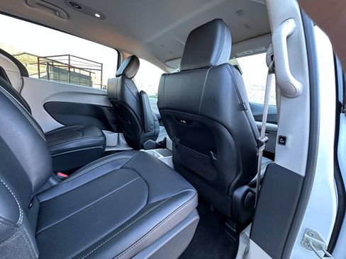 Used 2024 Chrysler Pacifica Limited FWD image 25