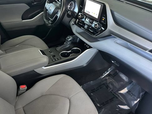 Used 2023 Toyota Highlander LE FWD image 18