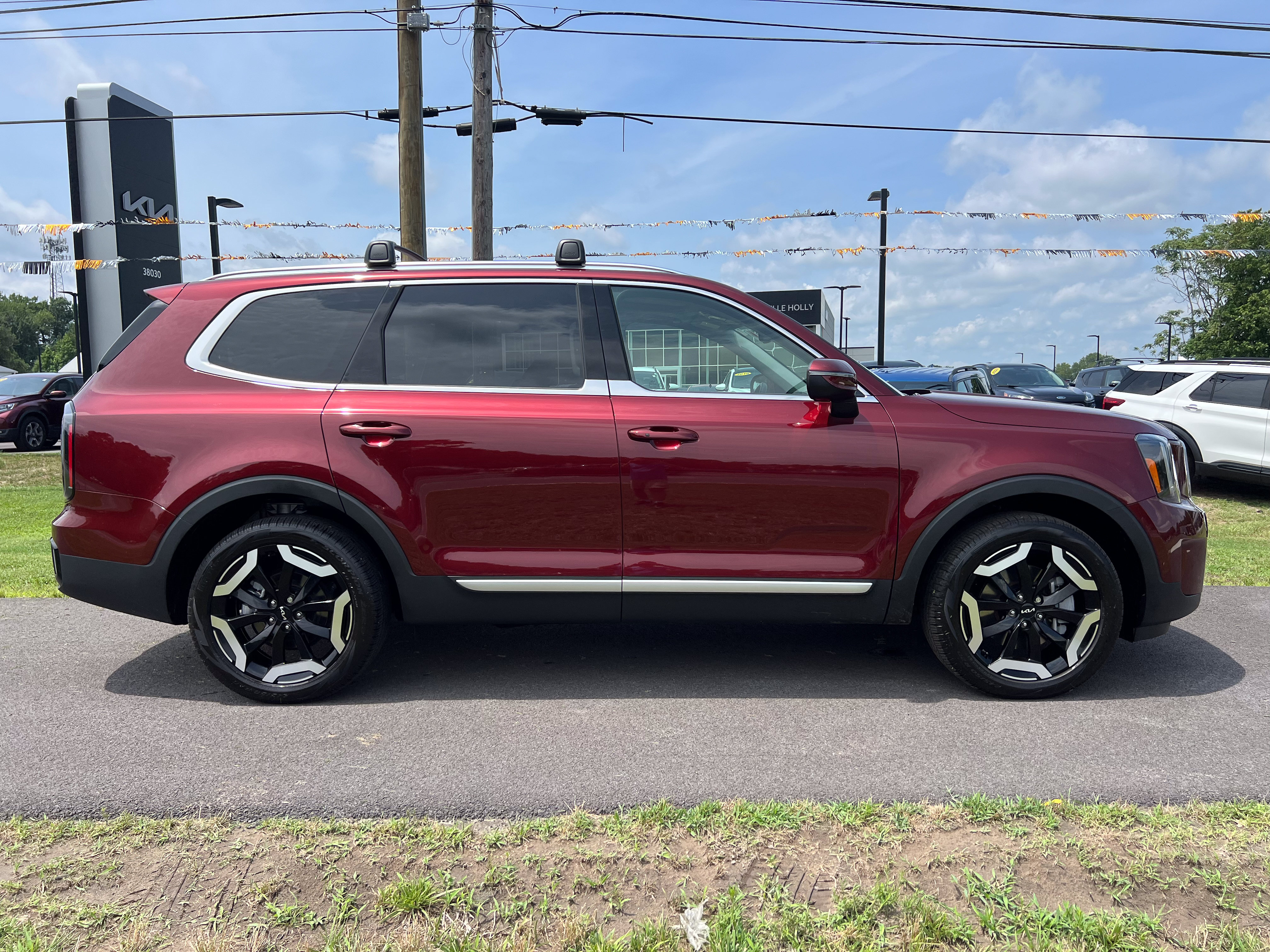 Used 2024 Kia Telluride EX w/ EX Captain's Chair Package AWD/4WD image 12