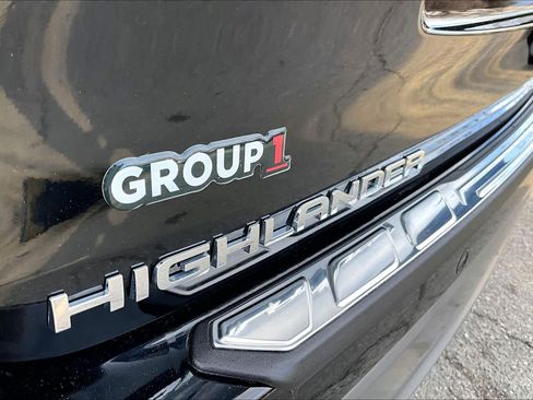 Used 2025 Toyota Highlander Platinum image 9