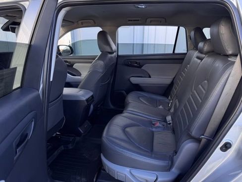 Used 2022 Toyota Highlander LE image 17