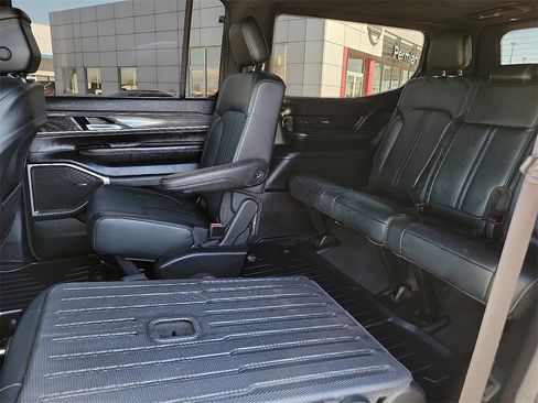 Used 2024 Jeep Wagoneer Series II w/ Flexible Seating Group image 16