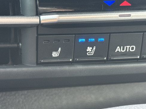 Used 2025 Toyota Sienna Limited image 22