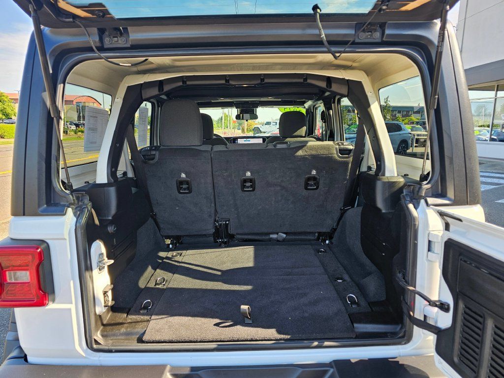 Used 2025 Jeep Wrangler Unlimited Rubicon AWD/4WD image 14