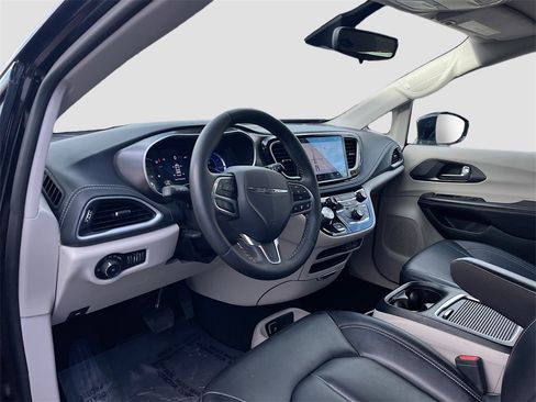 Used 2024 Chrysler Pacifica Select image 9