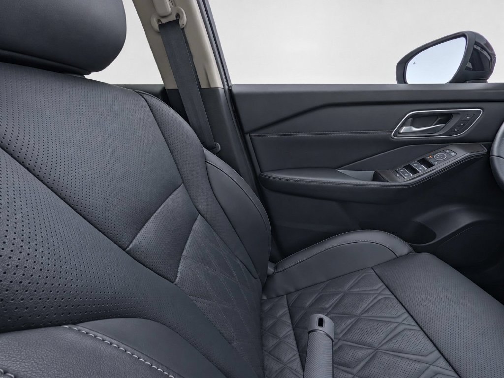 Certified 2024 Nissan Rogue Platinum w/ Platinum Premium Package FWD image 18