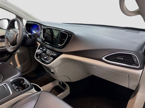 Used 2024 Chrysler Pacifica Touring-L image 27