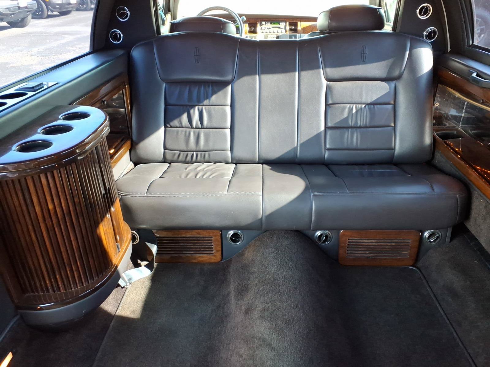 Used 1999 Lincoln Town Car Executive RWD image 16
