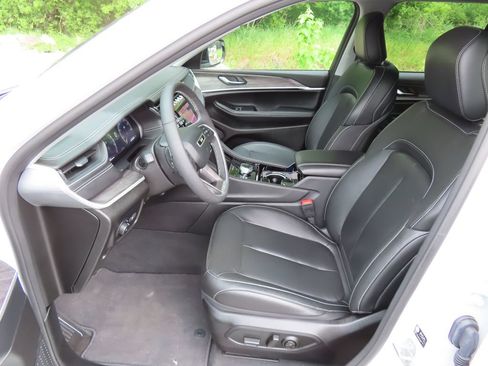 Used 2023 Jeep Grand Cherokee Limited w/ Trailer Tow Prep Group (B) AWD/4WD image 23