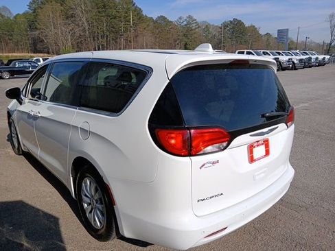 Used 2017 Chrysler Pacifica Touring w/ Tire & Wheel Group FWD image 5