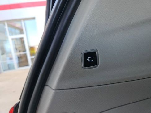 Used 2024 Chrysler Pacifica Touring-L image 26