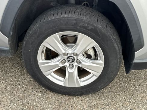 Used 2021 Toyota RAV4 XLE AWD/4WD image 11