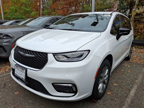 New 2026 Chrysler Pacifica Select image 3