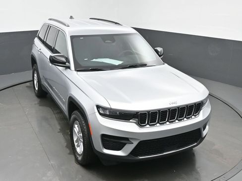 Used 2025 Jeep Grand Cherokee Laredo image 45