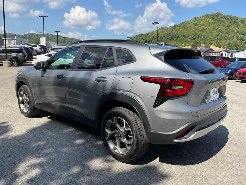 Used 2025 Chevrolet Trax LT w/ LT Convenience Package FWD image 4