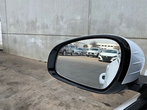 Used 2025 Genesis G70 2.5T image 19