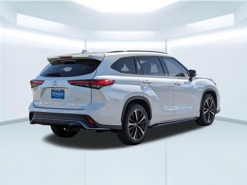 Used 2021 Toyota Highlander XSE FWD image 6