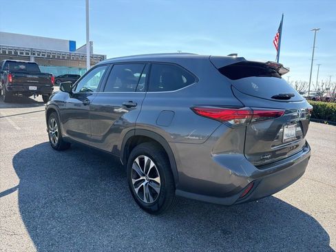 Used 2022 Toyota Highlander XLE image 5