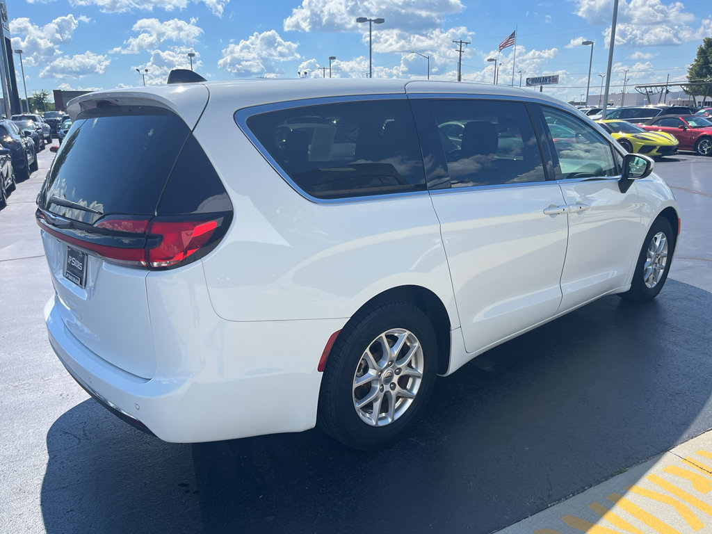 Used 2023 Chrysler Pacifica Touring-L FWD image 10