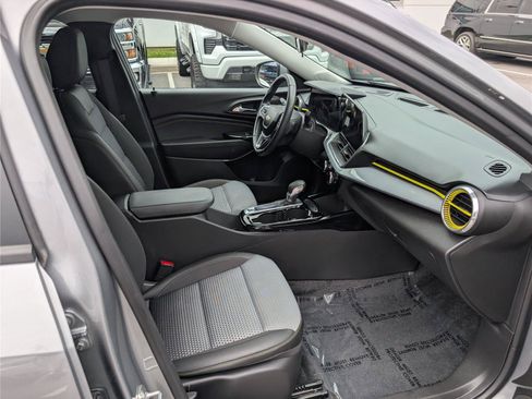 Used 2024 Chevrolet Trax LT w/ Driver Confidence Package FWD image 10