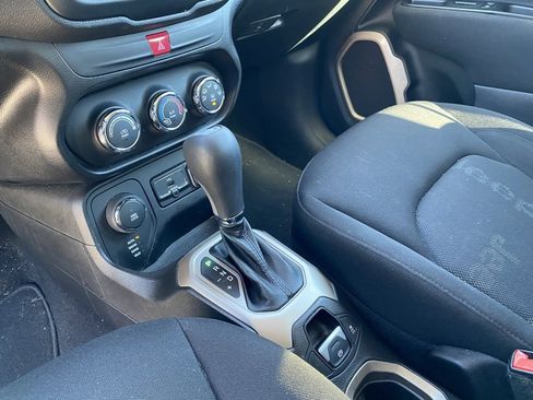 Used 2017 Jeep Renegade Latitude image 13