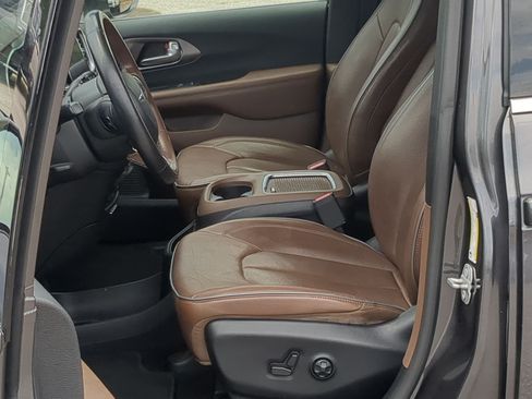 Used 2019 Chrysler Pacifica Limited w/ Advanced Safetytec Group FWD image 11