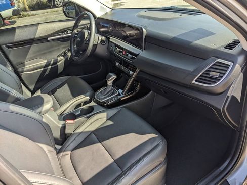 Certified 2025 Kia Seltos EX w/ EX Sunroof Package FWD image 13