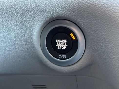 Used 2023 Chrysler Pacifica Touring-L FWD image 33