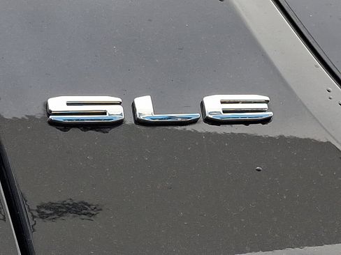 Used 2023 GMC Acadia SLE w/ Driver Convenience Package image 32