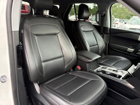 Used 2024 Ford Explorer XLT w/ Equipment Group 202A RWD image 16