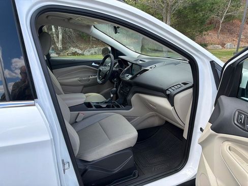 Used 2017 Ford Escape SE w/ Equipment Group 201A AWD/4WD image 13
