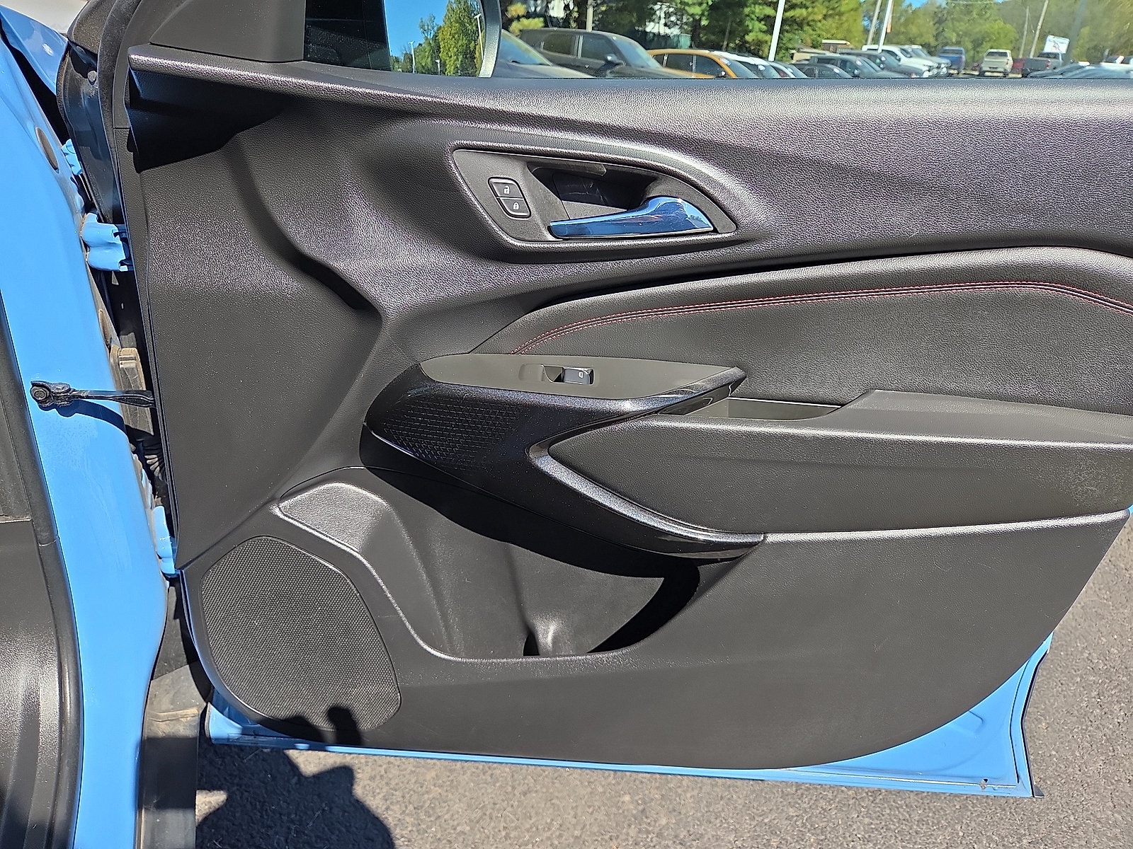 Used 2024 Chevrolet Trax RS w/ Sunroof Package FWD image 17