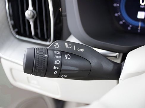 New 2025 Volvo XC60 B5 Ultra w/ Climate Package image 32