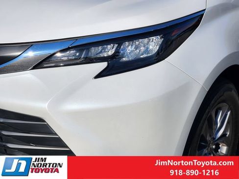 Used 2025 Toyota Sienna XLE AWD/4WD image 10
