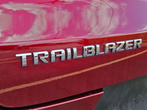 Used 2025 Chevrolet TrailBlazer LT FWD image 9