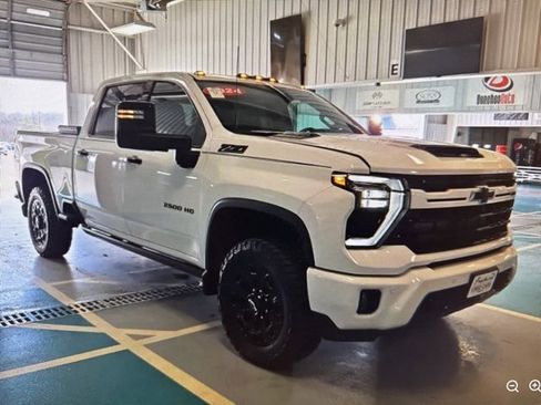 Used 2024 Chevrolet Silverado 2500 LTZ w/ LTZ Plus Package image 3