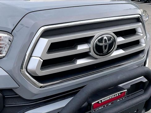 Used 2021 Toyota Tacoma SR5 w/ Trail Edition image 31