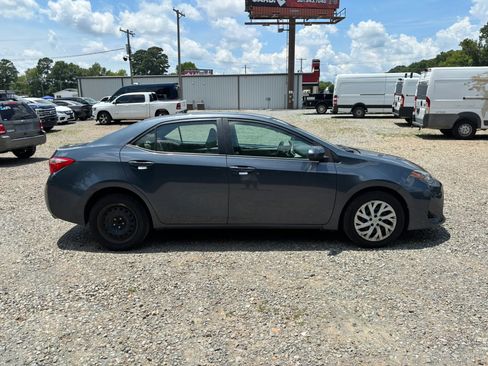 Used 2017 Toyota Corolla LE FWD image 5