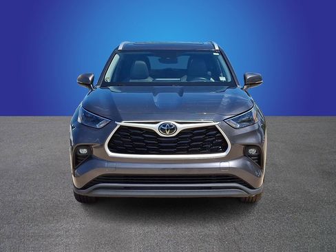 Used 2023 Toyota Highlander XLE FWD image 2
