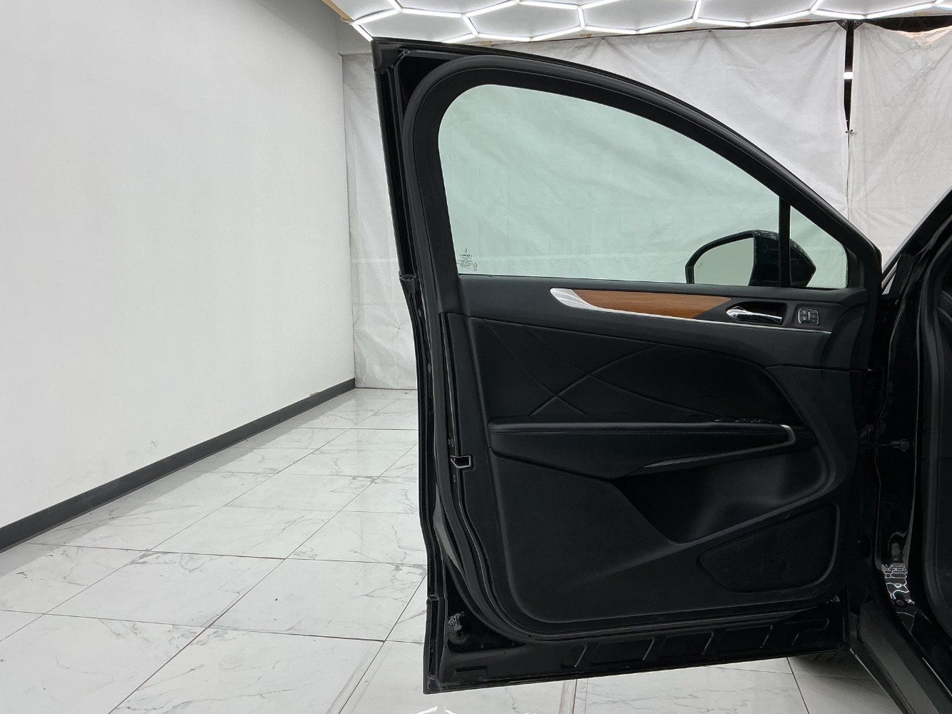 Used 2019 Lincoln MKC Select w/ Select Plus Package AWD/4WD image 18