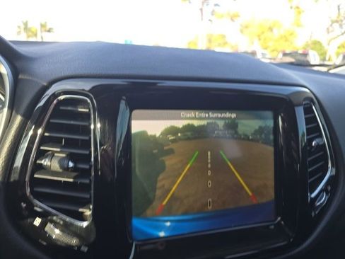 Used 2019 Jeep Compass Latitude FWD image 16