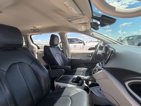 Certified 2023 Chrysler Pacifica Touring-L FWD image 12
