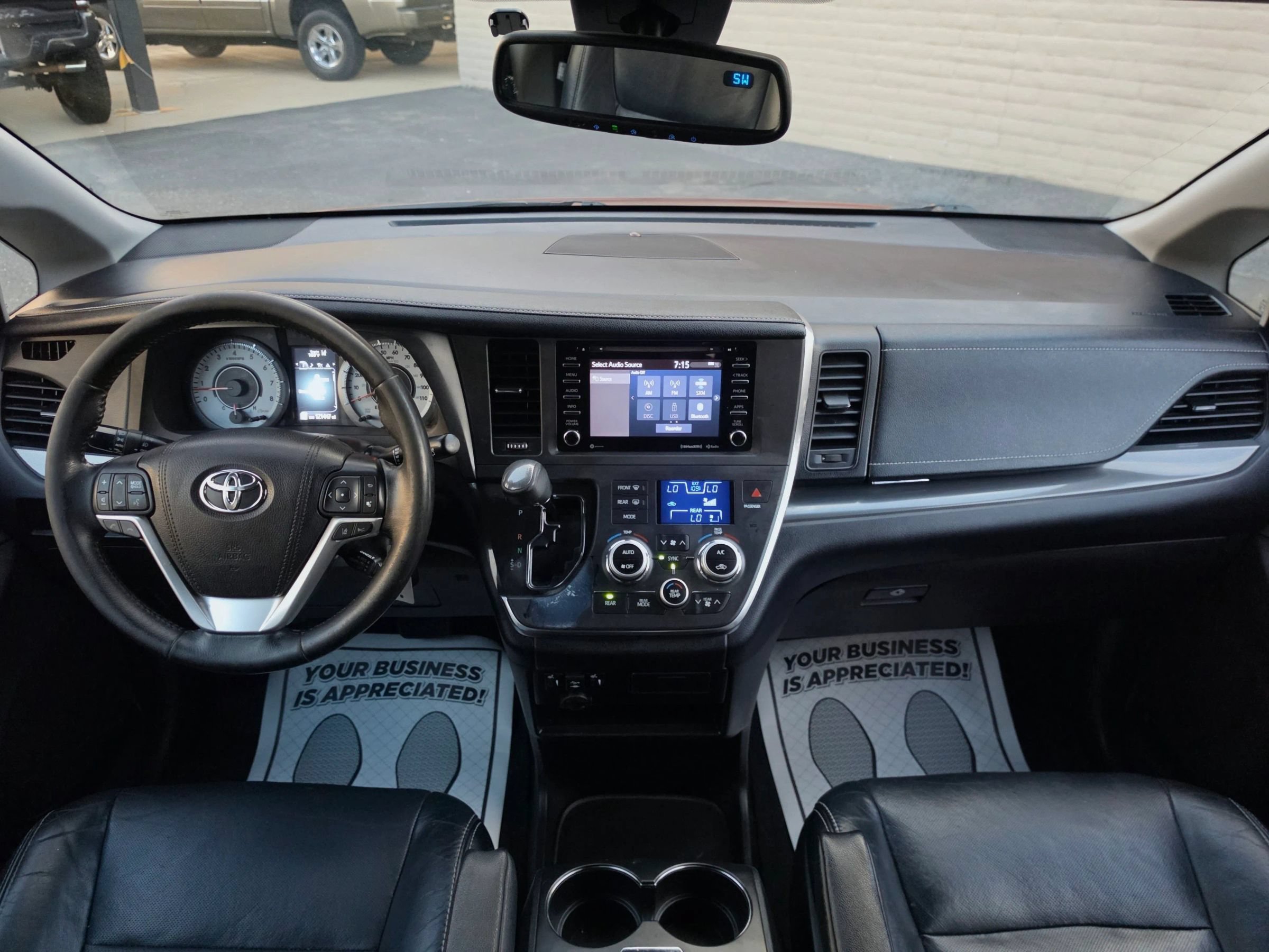 Used 2018 Toyota Sienna SE FWD image 9