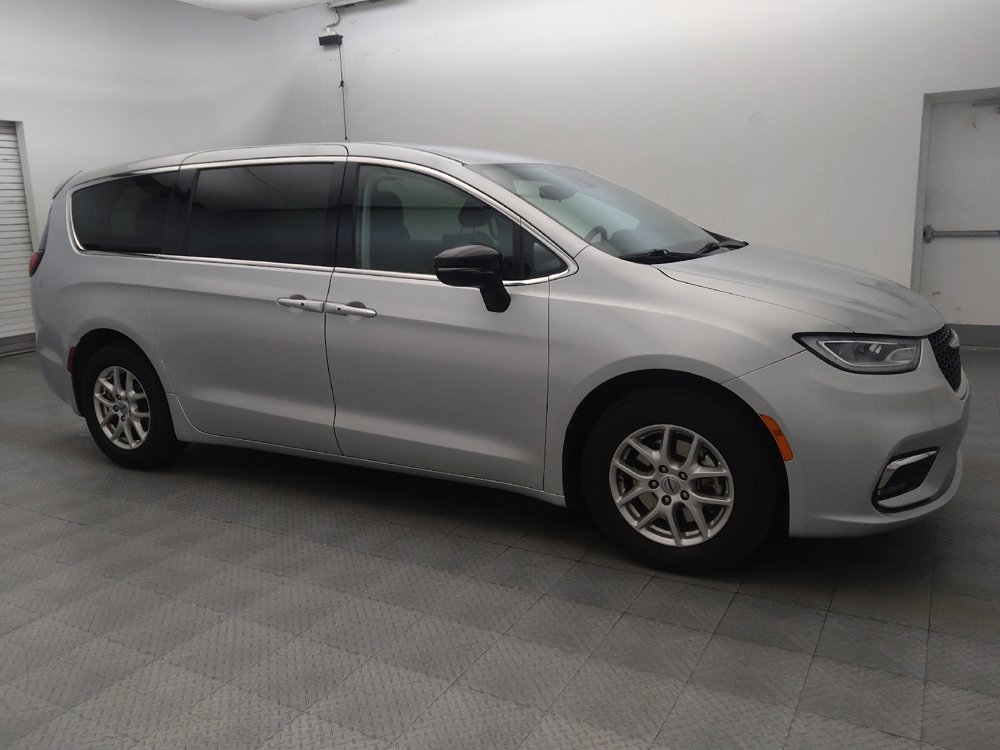 Used 2024 Chrysler Pacifica Touring-L FWD image 11