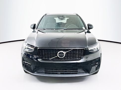 Used 2023 Volvo XC40 B4 Plus FWD image 2