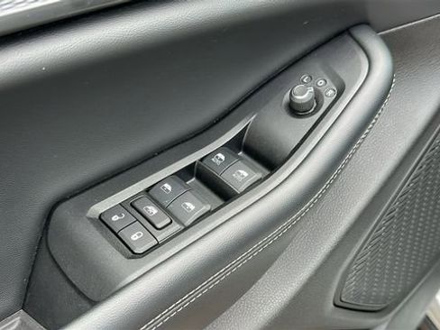 Used 2024 Jeep Grand Cherokee L Altitude AWD/4WD image 10