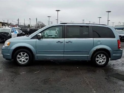 Used 2008 Chrysler Town & Country Touring image 5